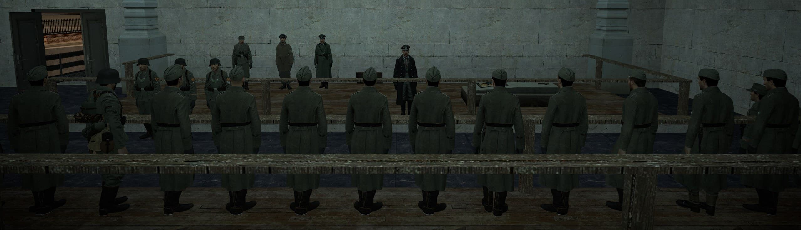 Wehrmacht askerleri salonda subaylarını dinliyor